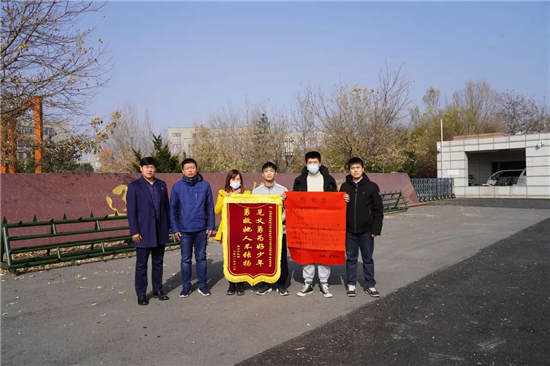 KYTY.COM开云“00后”大学生勇救落水女_fororder_图片5